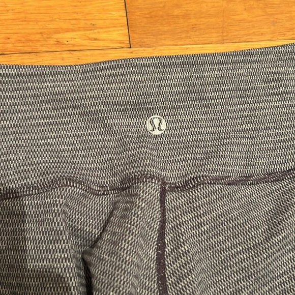Lululemon Wunder Under Crop Reversible Tights in Grey, size 4 - Picture 9 of 12